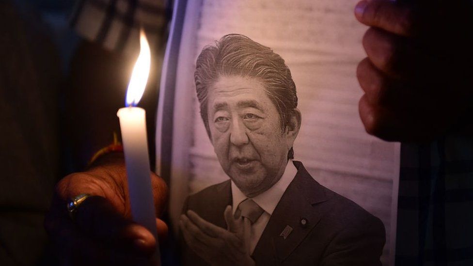 Члены Японского информационно-учебного центра проводят пикет со свечами в память о покойном бывшем премьер-министре Японии Синдзо Абэ в Ахмадабадской ассоциации менеджмента в Ахмедабаде 9 июля 2022 года, после того, как Абэ был застрелен во время предвыборной речи 8 июля в Наре. Токио, Япония.
