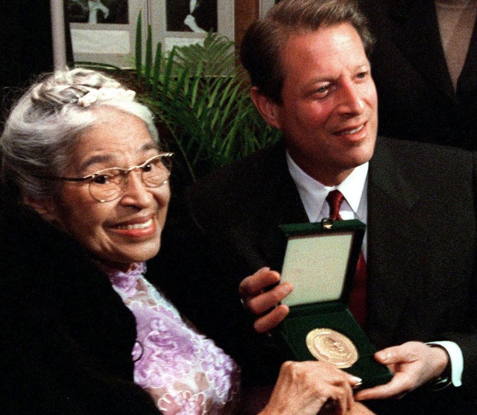 Rosa Parks and her Congressional Gold Medal, with Vice-President Al Gore in 1999