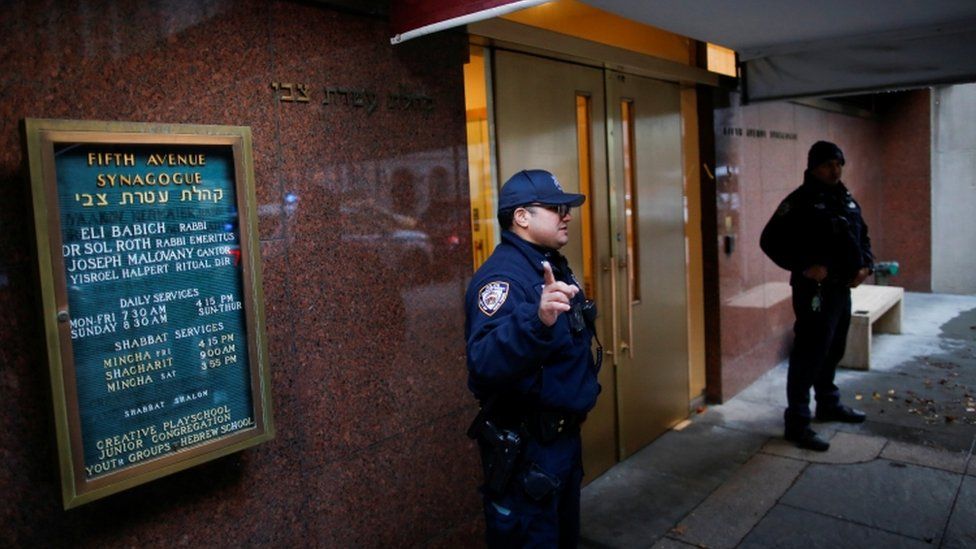 Офицеры Департамента полиции Нью-Йорка стоят на страже у синагоги на Пятой авеню в Нью-Йорке, 11 декабря 2019 г.