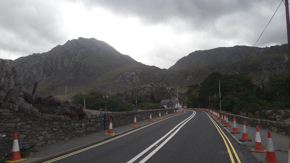Double yellow lines on the A5 in Snowdonia