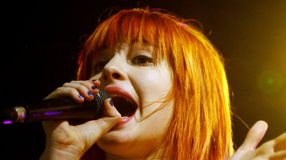 Hayley Williams performing with Paramore