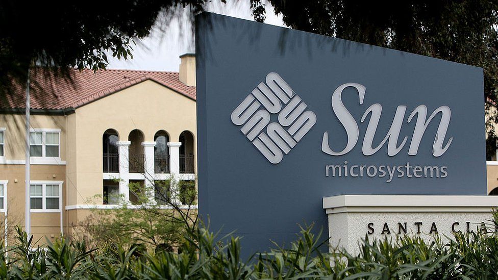Вывеска возле штаб-квартиры Sun Microsystems 18 марта 2009 г. в Санта-Кларе, Калифорния. Сообщается, что IBM ведет переговоры о покупке Sun Microsystems почти за 6,5 млрд долларов.
