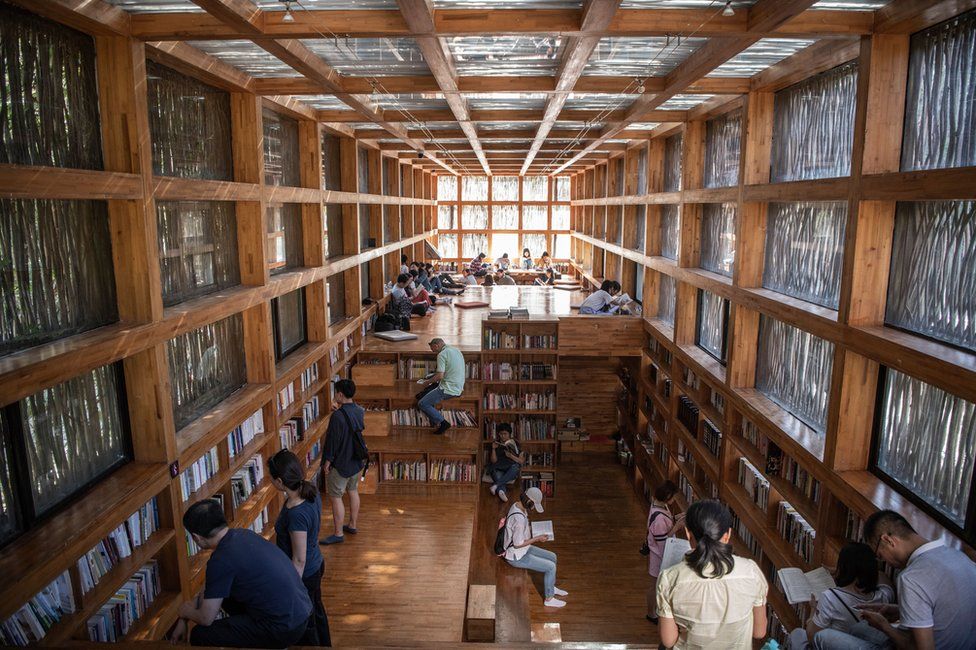 People reading inside Liyuan Library