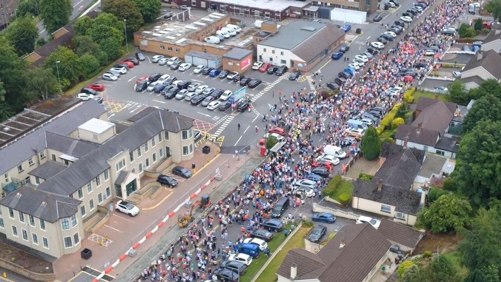 Eine Luftaufnahme der Demonstranten, die am Daisy Hill Hospital vorbeimarschieren