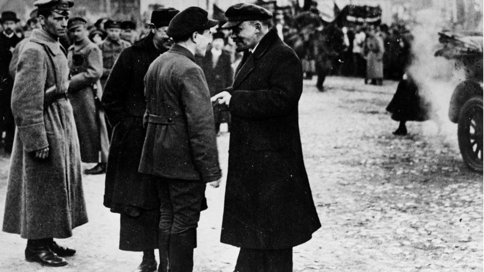 Lenin talking to Zagorsky