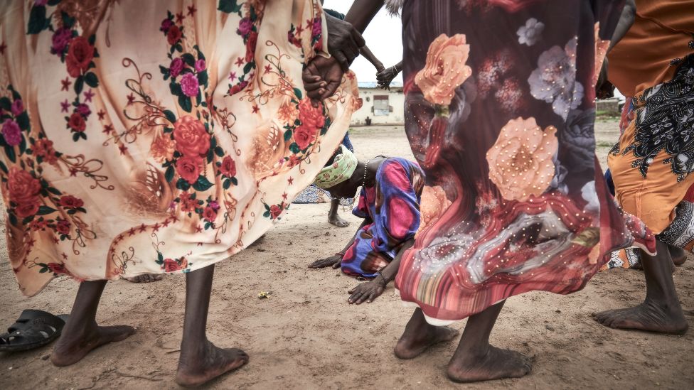 نساء يرقصن ويحتفلن بإزالة الألغام من قبل الأمم المتحدة في قرية القناة ، ولاية جونقلي ، جنوب السودان