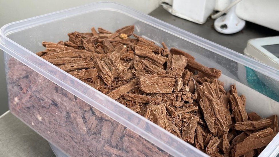 Cadbury Flake too crumbly for 99s, moan ice cream sellers - BBC News