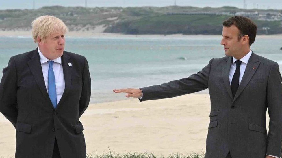 Премьер-министр Великобритании Борис Джонсон позирует с президентом Франции Эммануэлем Макроном на саммите G7 11 июня