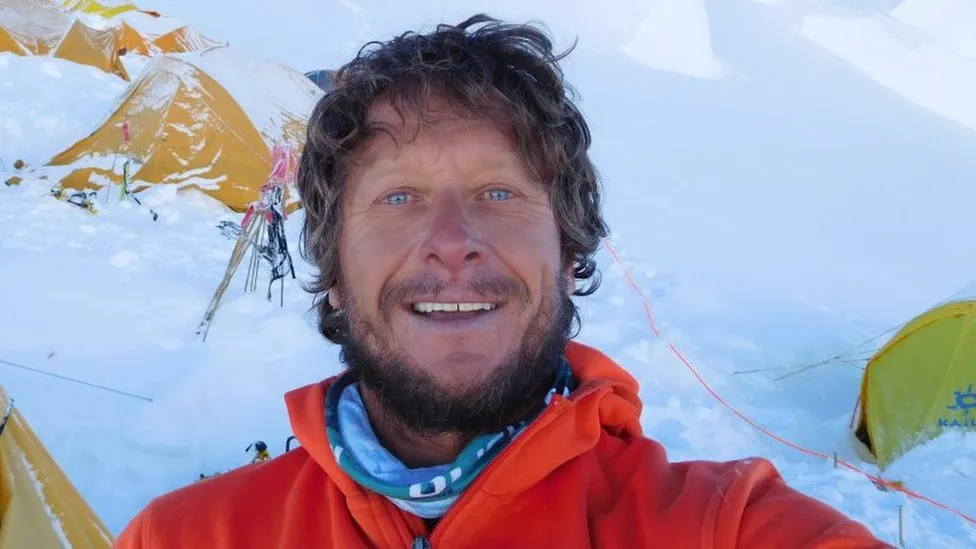 Noel Hanna: Mountaineer dies in Nepal expedition