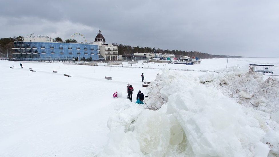 Ice wall in Zelenogorsk