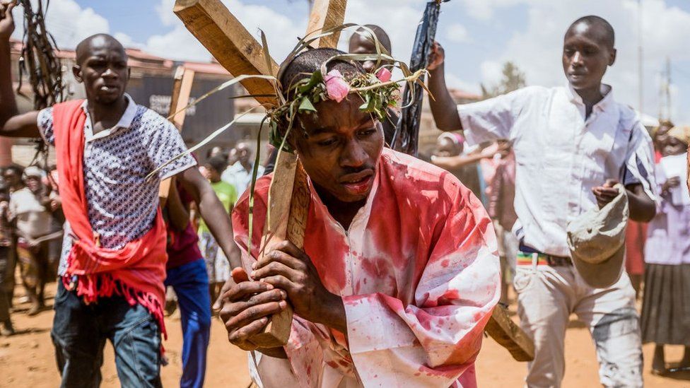 ผู้นับถือศาสนาคริสต์จำลองวิถีแห่งไม้กางเขนหรือความรักของพระเยซูคริสต์ ในระหว่างการระลึกถึงวันศุกร์ประเสริฐในสลัม t-he Kibera ของไนโรบีเมื่อวันที่ 19 เมษายน 2019