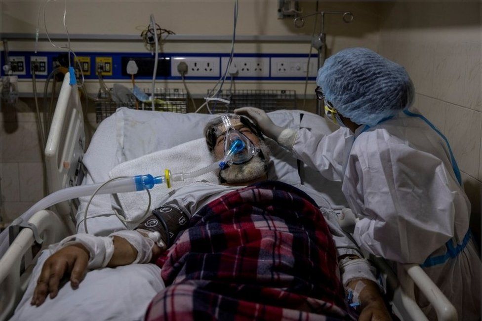 Медицинский работник ухаживает за пациентом, страдающим коронавирусной болезнью (COVID-19), в палате интенсивной терапии больницы Святого Семейства в Нью-Дели, Индия, 29 апреля 2021 г.