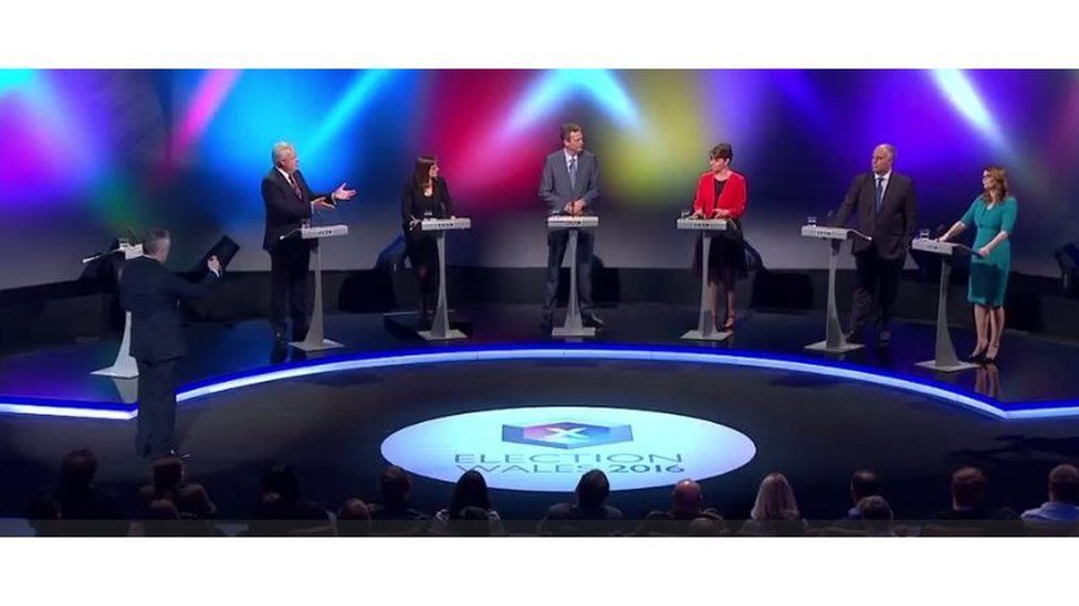 Huw Edwards (chwith) yn llywio Dadl yr Arweinwyr cyn i etholwyr Cymru bleidleisio yn Etholiad y Cynulliad