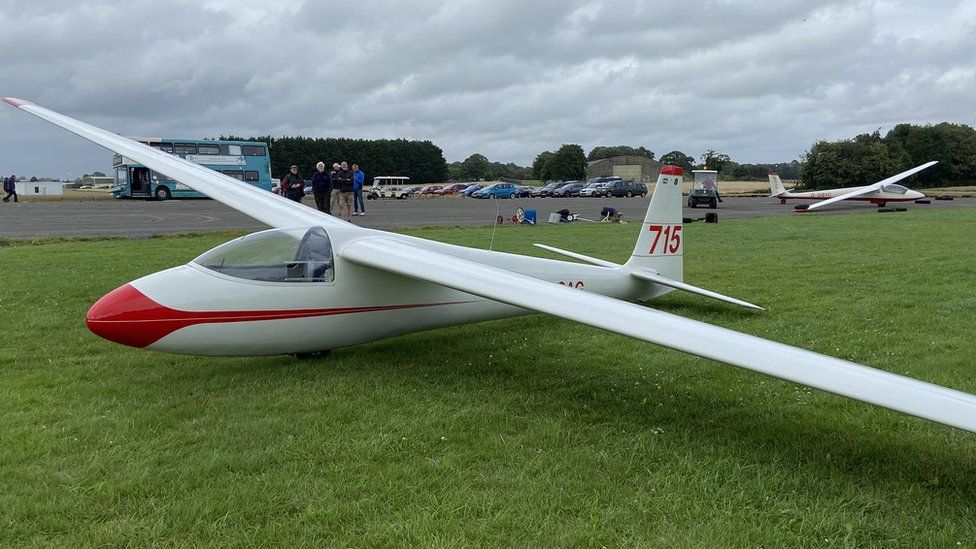 Vintage gliding club celebrates 50th birthday in Gloucestershire BBC News