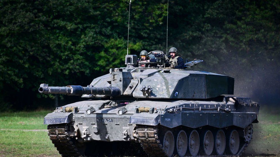 UK to send Challenger 2 tanks to Ukraine, Rishi Sunak confirms - BBC News