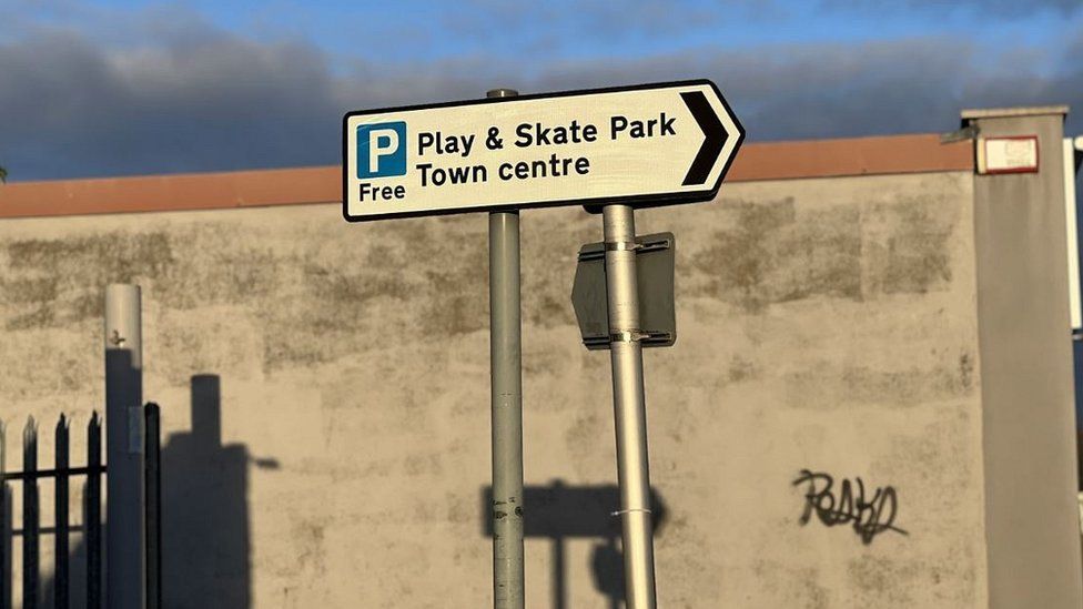 Free parking sign