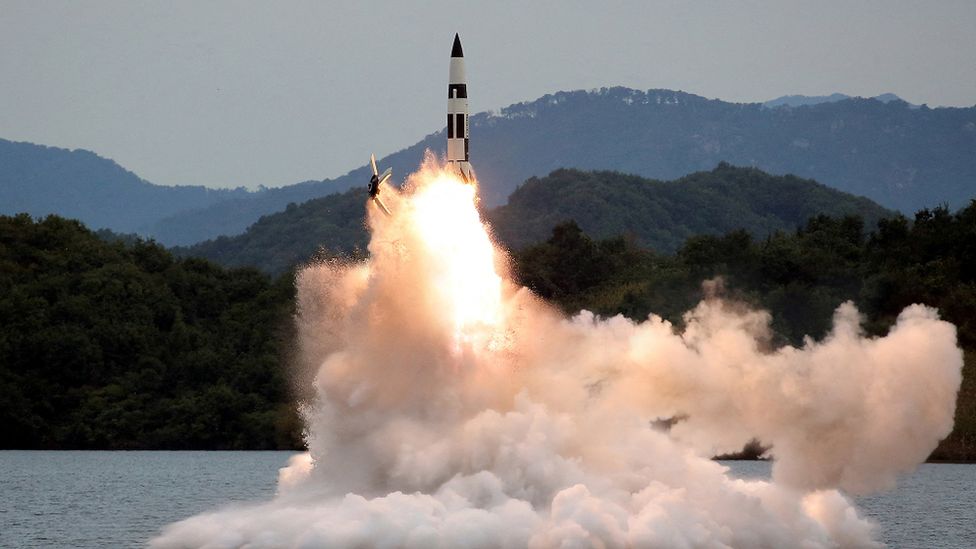 Запуск ракеты посреди озера в Северной Корее