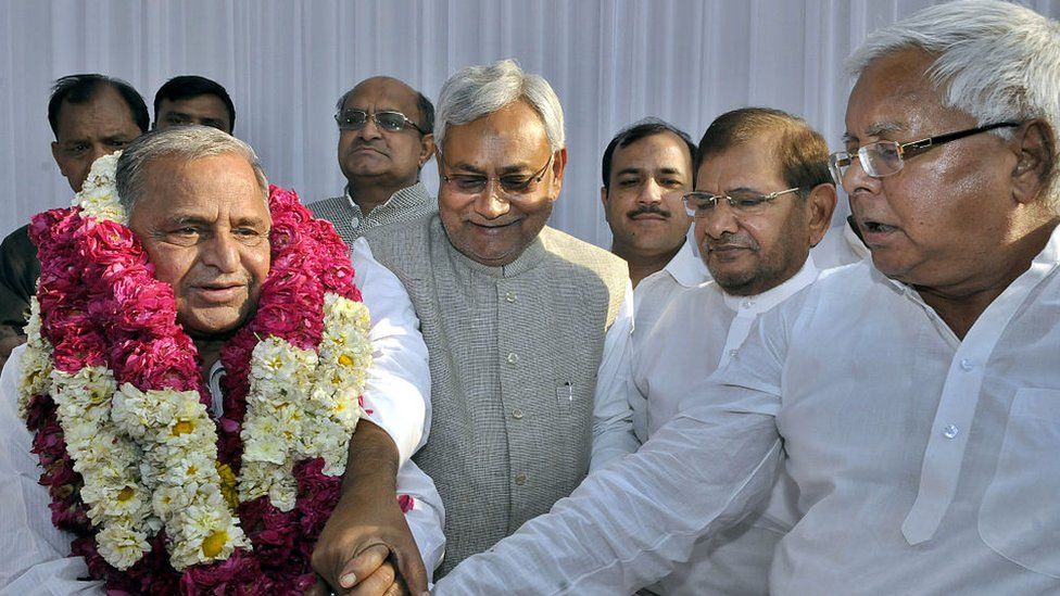 Глава партии Самаджвади Мулаям Сингх поздравил верховного лидера RJD Лалу Прасада и главы JD (U) Шарада Ядава и главного министра Бихара Нитиша Кумара после слияния шести партий 15 апреля 2015 года в Нью-Дели, Индия.