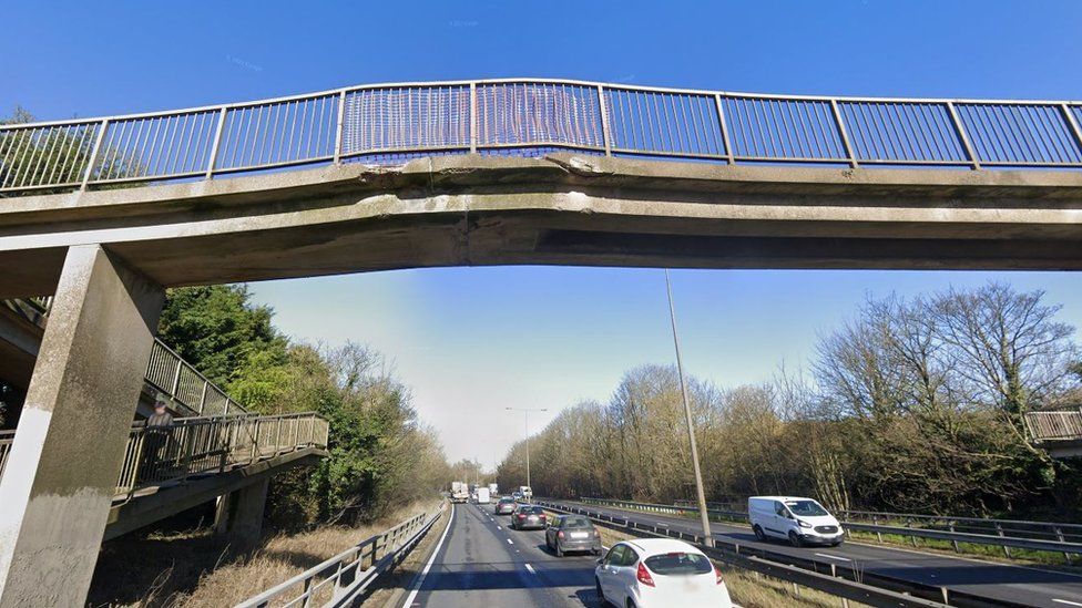 Hull footbridge repairs A63 overnight closure for two weeks BBC