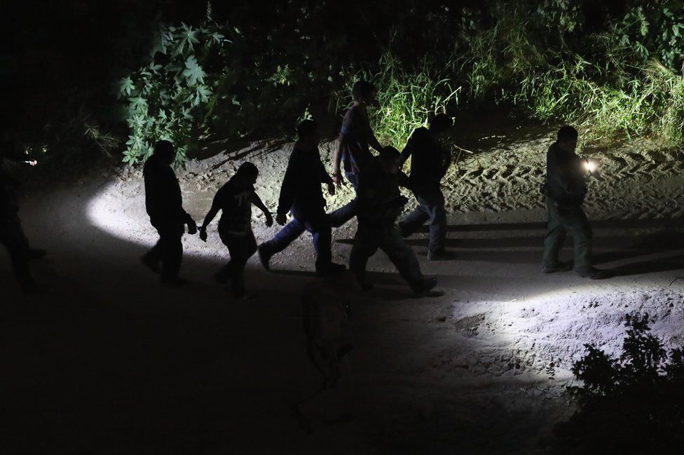 US agents hunt people smugglers at the border