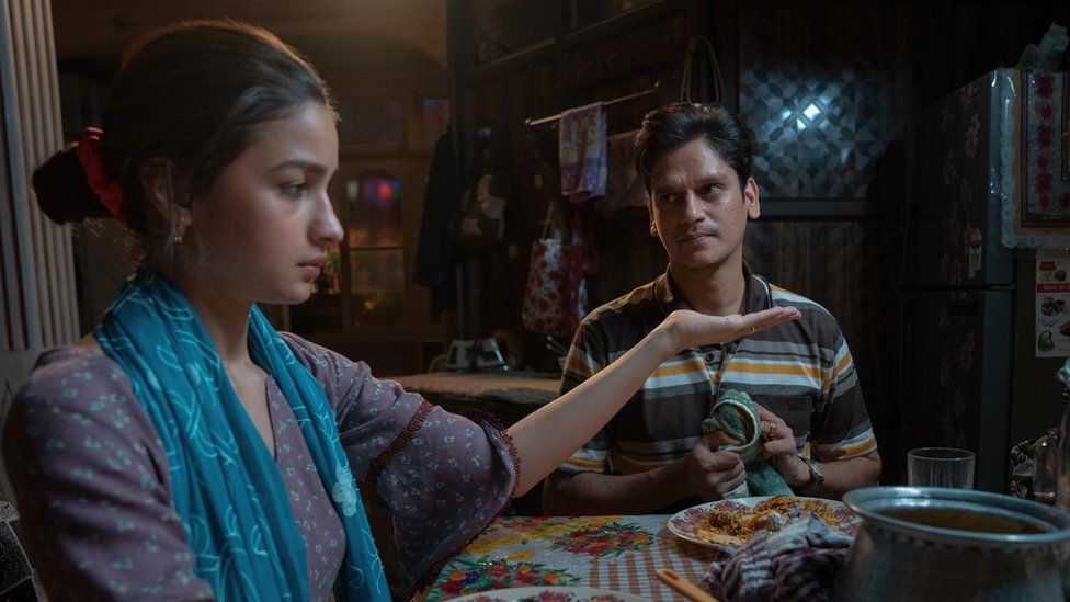 976px x 549px - Darlings: Alia Bhatt and Vijay Varma's domestic violence film wows India -  BBC News