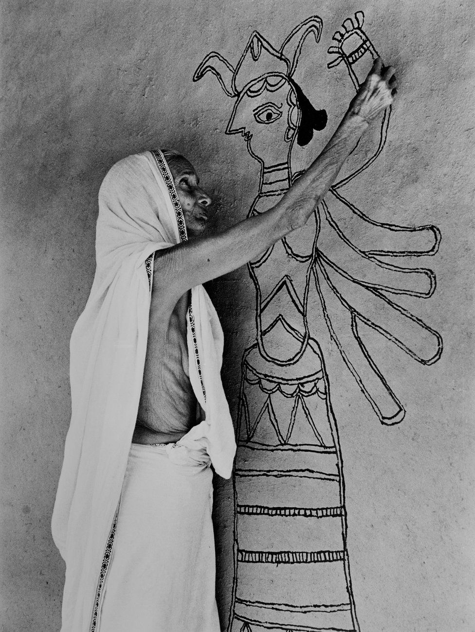 ผู้หญิงจากเมืองมิถิลากำลังสร้างจิตรกรรมฝาผนังรูปพระแม่ทุรคาระยะแรกในปี พ.ศ. 2520