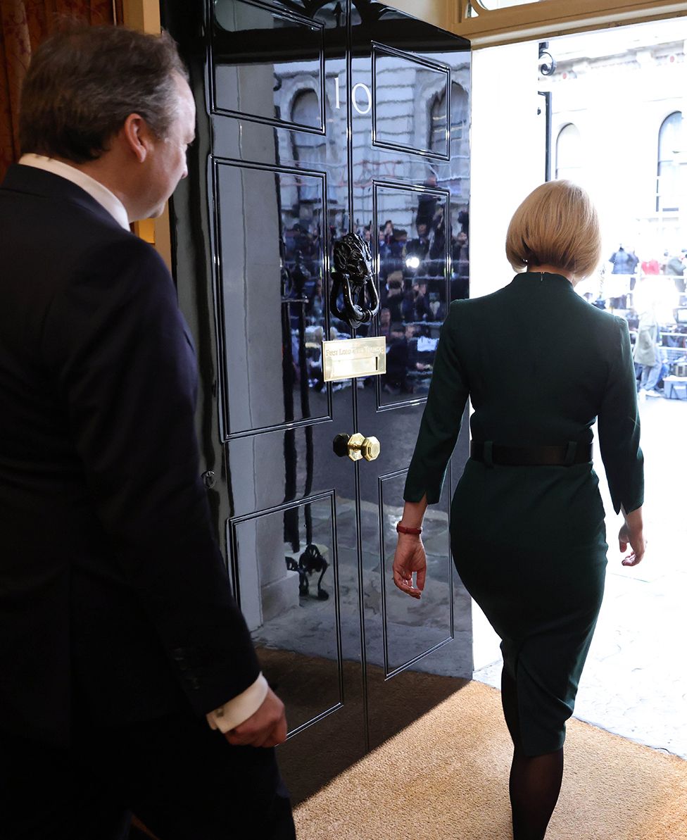 Лиз Трасс в последний раз покидает Даунинг-стрит в качестве премьер-министра