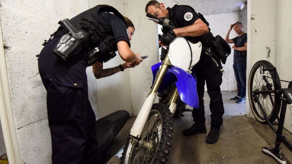 Французские полицейские осматривают мотоцикл в подвале здания во время операции правоохранительных органов по борьбе с мотоциклетным родео в Нанте, западная Франция, 11 августа 2022 г.