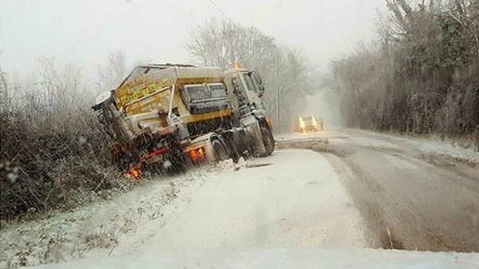 a gritter which has come off the road between Denbigh and Trefnant