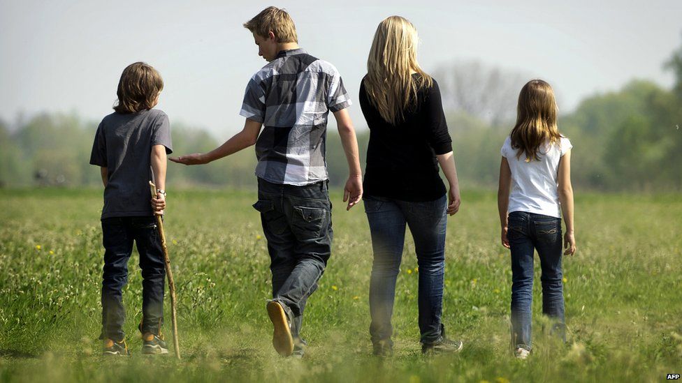 Десятилетний Рубен ван Ассоу гуляет со своими двоюродными братьями 9 мая 2011 г.