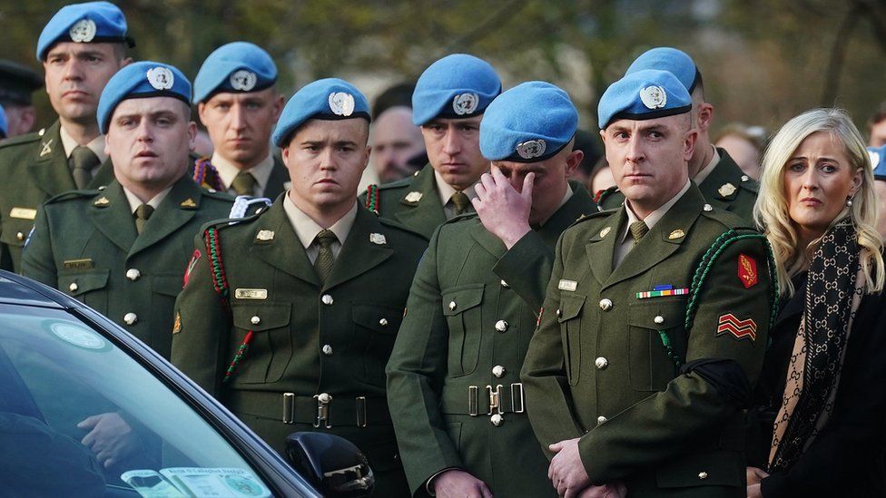 Члены сил обороны Ирландии у церкви Святого Семейства в Дандолке, графство Лаут, после похорон рядового Шона Руни.Пте Руни,