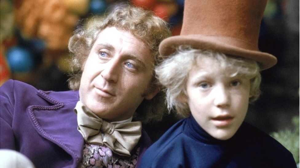 Gene Wilder als Willy Wonka und Peter Ostrum als Charlie Bucket am Set des Films Willy Wonka undamp; die Schokoladenfabrik, 1971