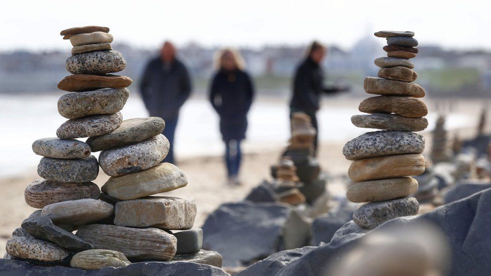 Beaches 'spoiled': Should rock stacking be banned? - BBC News