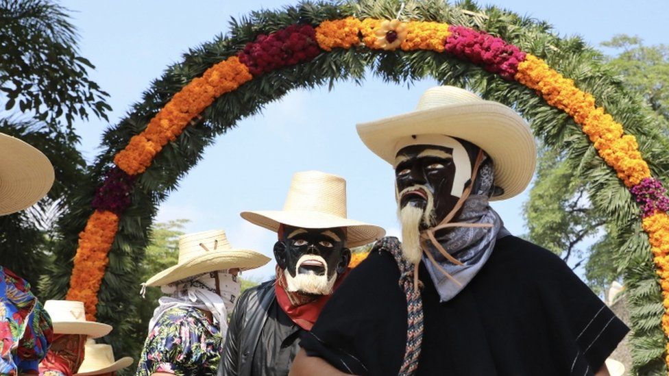 Мужчины в масках танцуют в Уэдхутле, штат Идальго