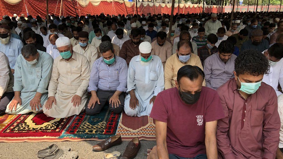 Прихожане собираются помолиться в мечети в Лахоре на прошлой неделе