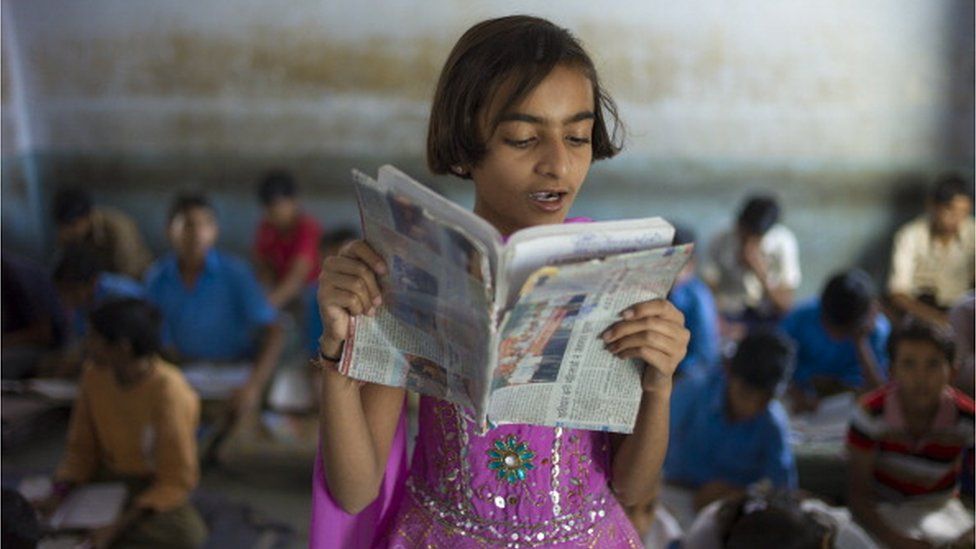 Индийская девочка читает вслух во время урока английского языка в школе Rajyakaiya в деревне Нарлай, Раджастхан, Северная Индия (Фото Тима Грэма/Getty Images)