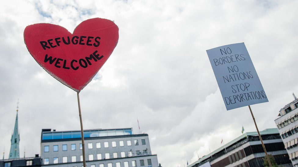 A sign in Sweden saying "Refugees Welcome"