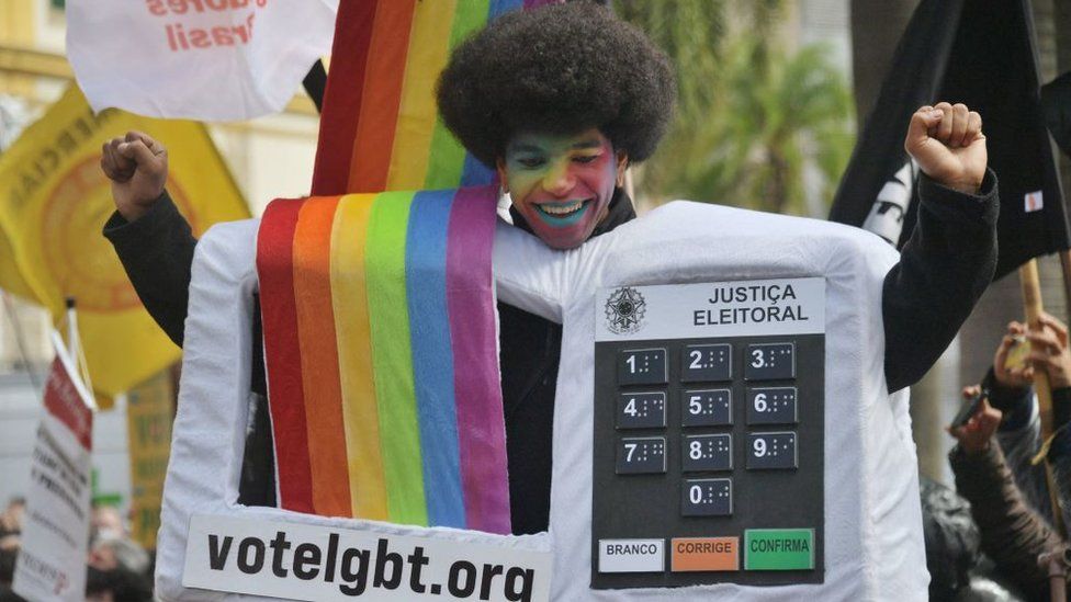 Мужчина, одетый как электронная урна для голосования, принимает участие в акции протеста в Сан-Паулу