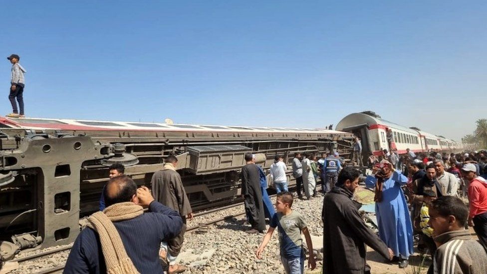 Egipto: Choque de trenes deja pérdidas humanas (video).