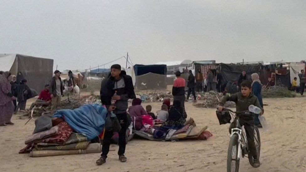 Displaced Palestinians living in tents in the al-Mawasi area, on the Mediterranean coast near Rafah, in the south of the Gaza Strip (5 December 2023)