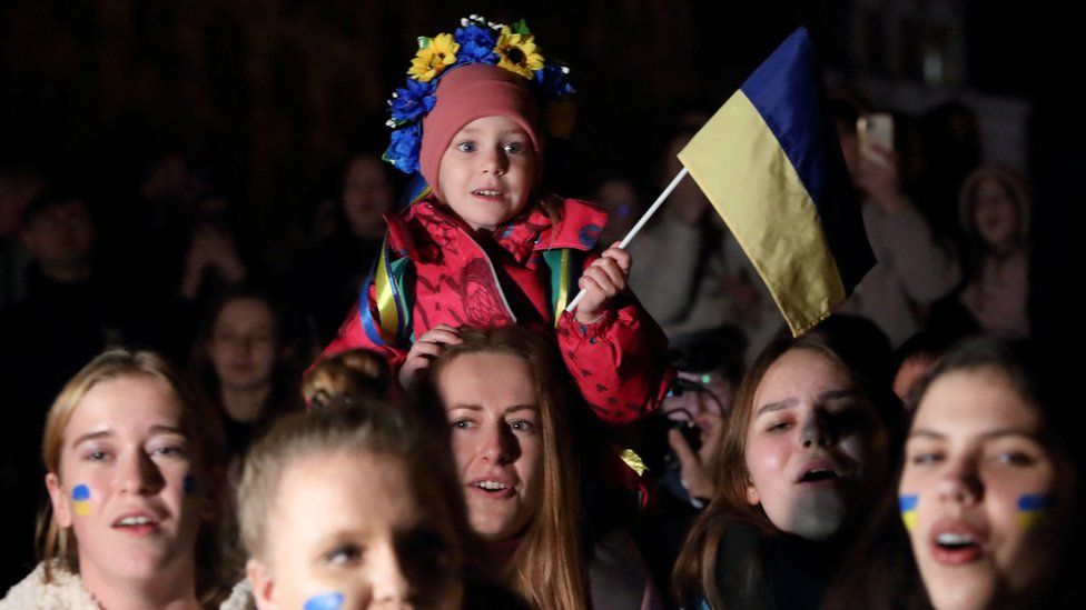 People celebrate after Russia's retreat from Kherson, in central Kyiv, Ukraine November 11, 2022. REUTERS/Murad Sezer