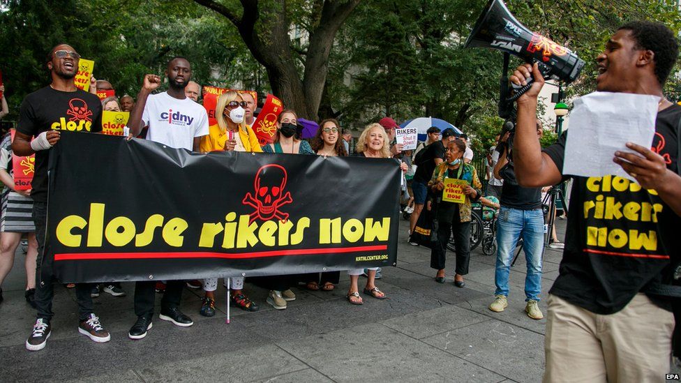 Протестующие требуют закрытия тюрьмы на острове Райкерс