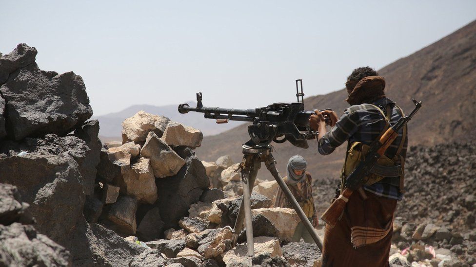 Armed Yemeni tribesmen from the Popular Resistance Committees watch for Houthi rebels in Marib province (15 September 2015)