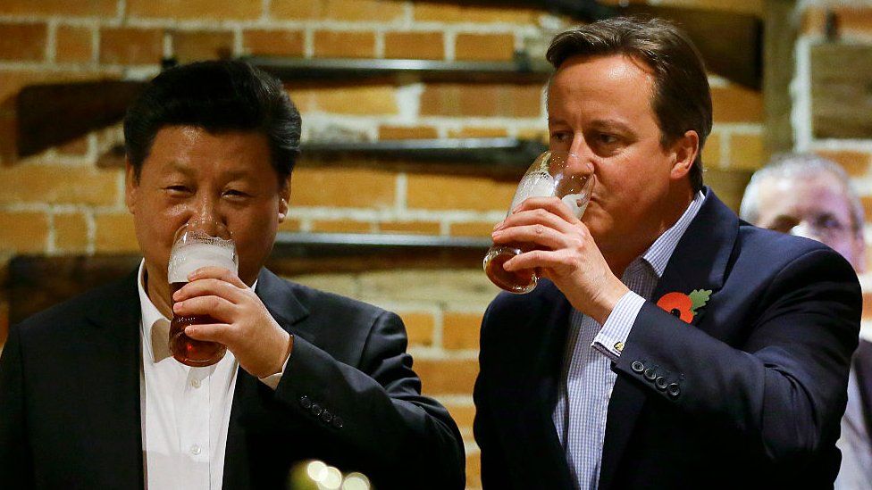 Xi Jinping and David Cameron drink a pint of beer during a visit to the The Plough pub in 2015