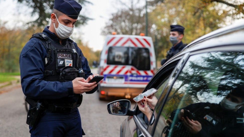 Police checking a lockdown exemption form, Paris, 14 Nov 20