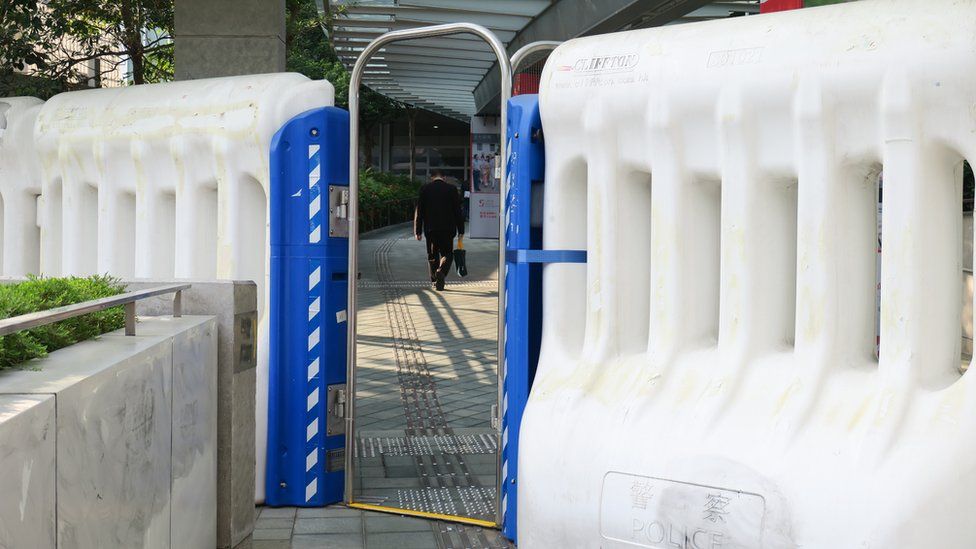 香港政府总部东翼连接中信桥处之水马阵闸口(3/1/2020)