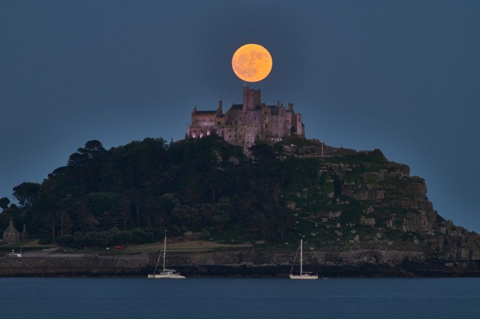 Strawberry Moon captured over England BBC News