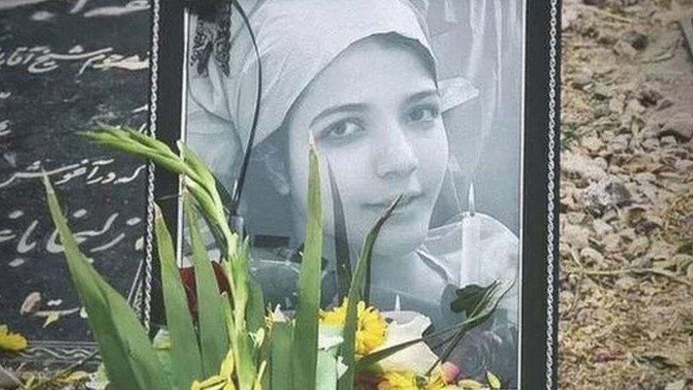 Фотография по сообщениям, показывает фотографию Асры Панахи в рамке