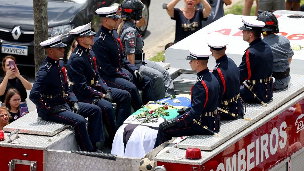 Гроб с телом Пеле везут по улицам Сантоса на пожарной машине