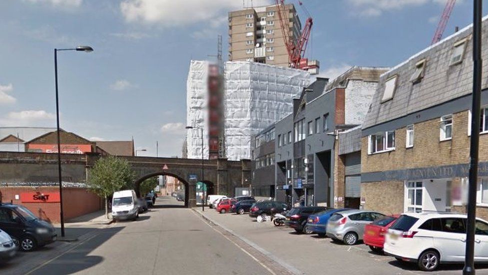 Man and woman's bodies found at Kensington house - BBC News